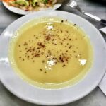 Corba czyli zupa z soczewicy to sycąca zupa przygotowana z warzyw i soczewicy doprawiona aromatycznymi przyprawami, a na koniec zmiksowana na gładko.