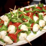 Caprese w poniższym przepisie to moja wersji słynnej włoskiej sałatki z urokliwej wyspy Capri. Przygotowana jest z pomidorków koktajlowych, mozzarelli w kulkach i świeżych liści bazylii nadzianych na wykałaczki. Idealna wersja na domowe party.