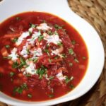 Barszcze czerwony błyskawiczny to szybka zupa ze startych gotowanych buraków z dodatkiem fenkuła, marchewki i białej fasolki zabielona kwaśną śmietaną.