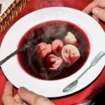 Barszcz czerwony na zakwasie, czyli zupa z gotowanych buraków i domowego zakwasu buraczanego z dodatkiem dużej ilości czosnku i przypraw.