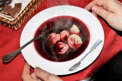 Barszcz czerwony na zakwasie, czyli zupa z gotowanych buraków i domowego zakwasu buraczanego z dodatkiem dużej ilości czosnku i przypraw.