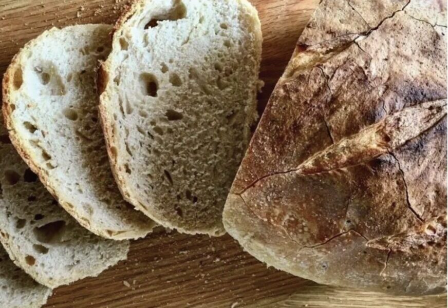 Tradycyjny chleb z Toskanii bez dodatku soli wyrastający kilka dni.