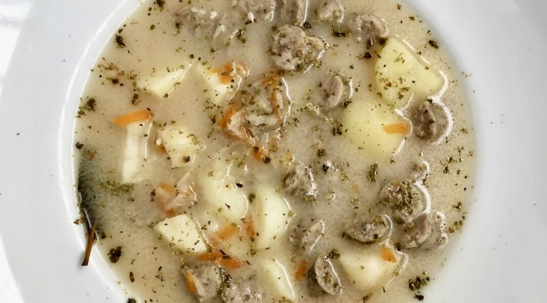 Chrzanówka na białej kiełbasie to zupa podobna do żurku przyrządzanego na białej kiełbasie i zakwasie, jednakże różni się od żurku dodatkiem sporej ilości tartego chrzanu.