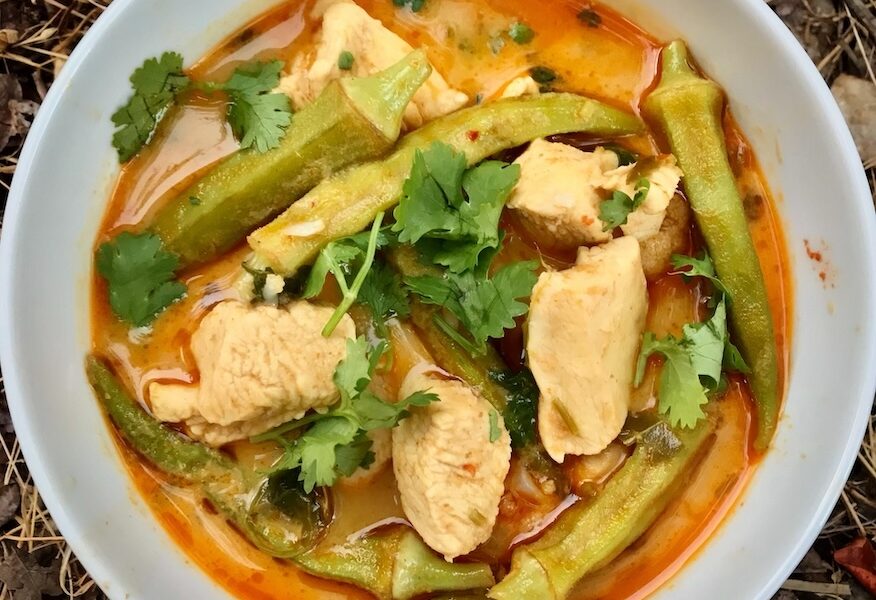 Curry z okrą, czyli potrawka z kawałków piersi z kurczaka duszonych w mleczku kokosowym z pastą curry z dodatkiem kalafiora, okry i świeżej kolendry.