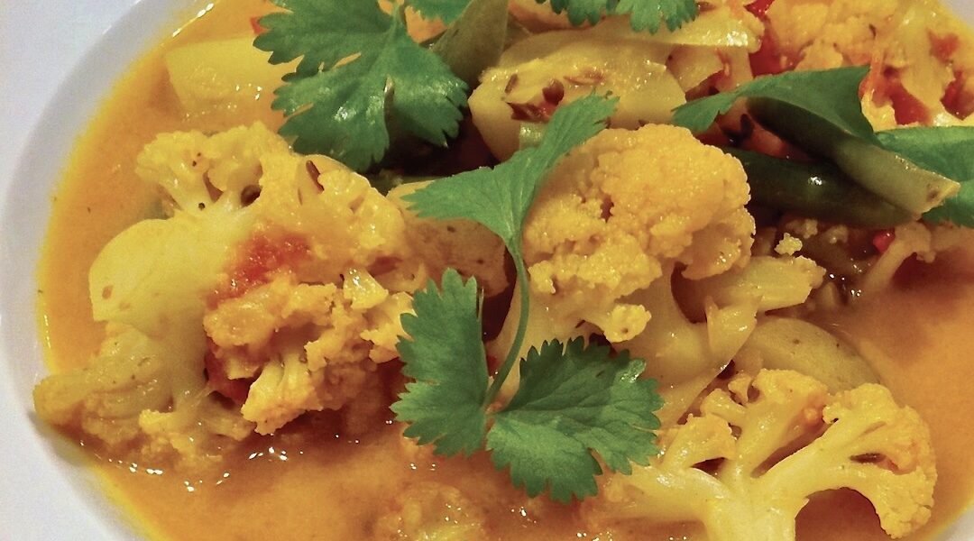 Łatwe curry na bazie bulionu jarzynowego i mleczka kokosowego z dodatkiem kalafiora, pomidora, fasolki szparagowej i ziemniaków z dodatkiem aromatycznych przypraw.
