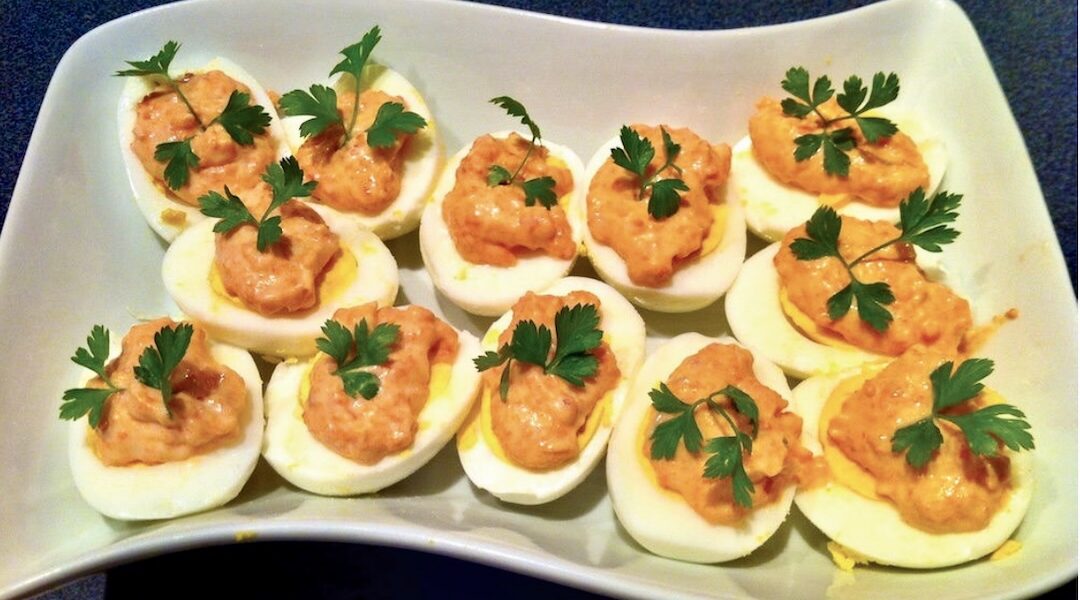 Jajka faszerowane łososiem czyli masą z roztartych żółtek jajek z dodatkiem musztardy, majonezu i zmiksowanego łososia wędzonego.