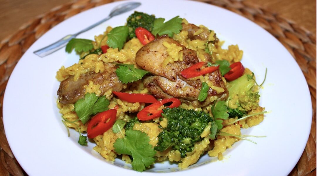 Kurczak w żółtym curry to kawałki kurczaka smażone w aromatycznych przyprawach, następnie duszone z ryżem w mleczku kokosowym z dodatkiem różyczek brokuła.