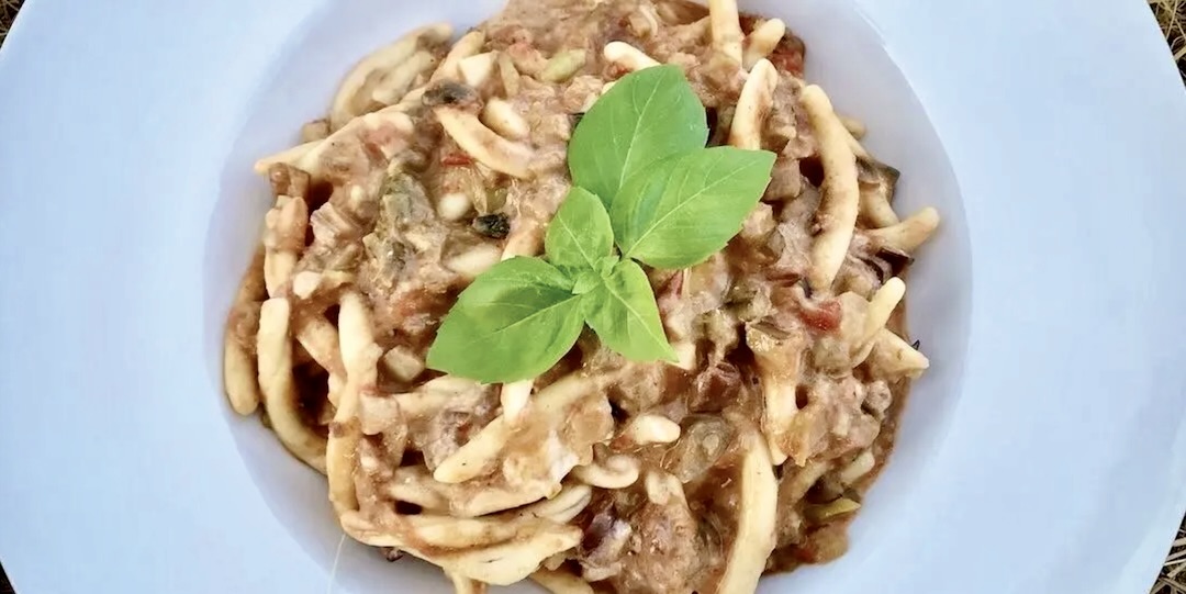 Makaron z bakłażanem podany jest z sosem przygotowanym na bazie anchois, kaparów i oliwek z dodatkiem pomidorów i smażonego bakłażana.