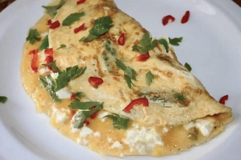 Omlet ze szparagami przyrządzamy zawsze ze świeżych wiejskich jajek. Rozkłócone jajka należy połączyć na patelni z kawałkami jędrnych zielonych szparagów oraz serem feta i ostrą papryczką chilli.