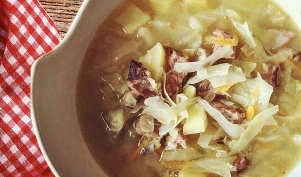 Parzybroda to przepyszna zupa, którą przygotowuje się na wywarze z wędzonych żeberek gotowanych z dodatkiem warzyw korzeniowych. Bazą zupy są siekana słodka kapusta, żeberka i ziemniaki.