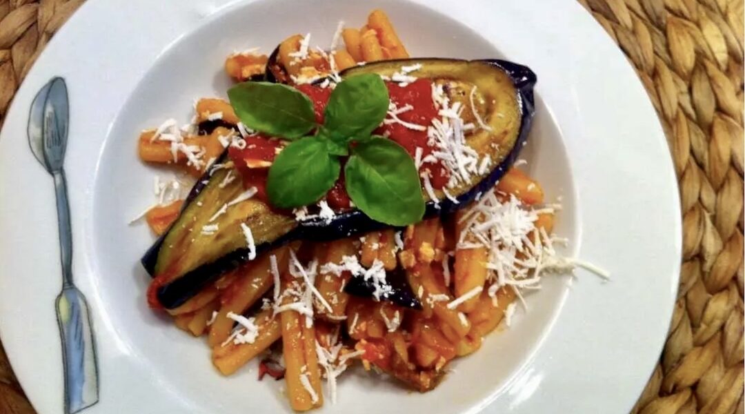 Pasta alla Norma to makaron wymieszany z kawałkami smażonego bakłażana duszonego krótko w aromatycznym sosie pomidorowym i wzbogacony o starty ser ricotta.