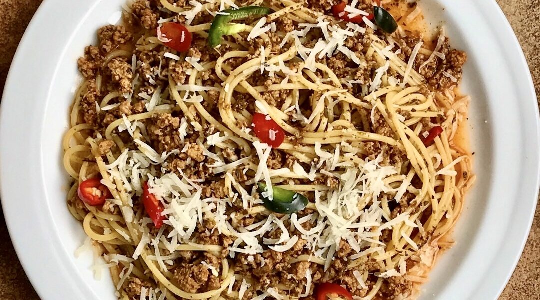 Spaghetti bolognese to mięso mielone duszone w sosie pomidorowym podane z makaronem. To danie zna chyba każdy człowiek na świecie. Moje bolognese może szokować, ale ponieważ smakuje wyjątkowo dobrze pokochacie je i Wy.