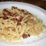 Spaghetti carbonara to klasyczne danie włoskie z makaronem. O jego wyjątkowym smaku decyduje aksamitny sos, który przygotowuje się z wiejskich jajek, świetnie przyprawionego podgardla wieprzowego i startego sera owczego. Całość posypuje się już na talerzu obficie świeżo zmielonym czarnym pieprzem.