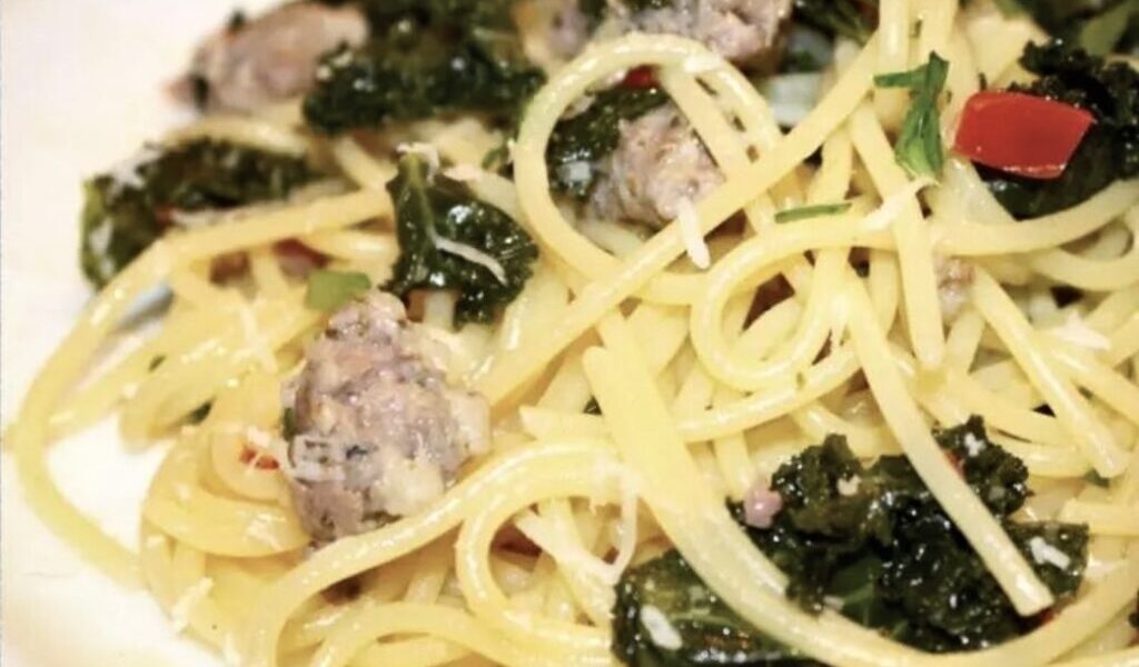 Spaghetti z białą kiełbasą i jarmużem przygotowujemy z surowej białej kiełbasy, którą należy podsmażyć po wyjęciu z jelita. Po dodaniu do niej świeżego jarmużu danie dusimy, a następnie mieszamy z ugotowanym makaronem spaghetti.