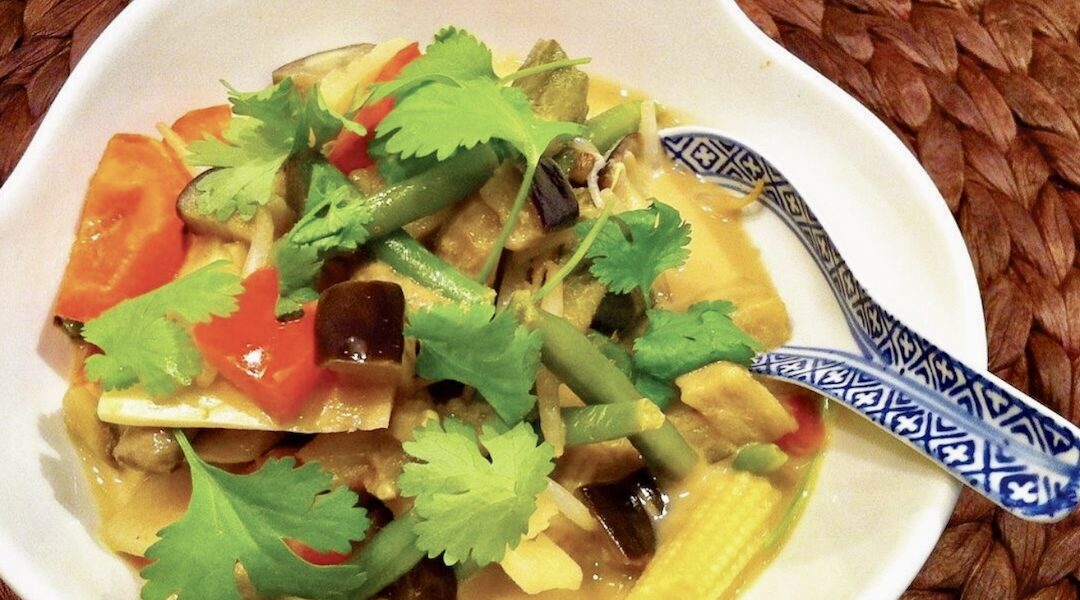 Tajskie curry warzywne na bazie mleczka kokosowego z dodatkiem krojonych papryki, pieczarek, bakłażana, fasolki szparagowej oraz plasterków bambusa i kiełków fasoli.