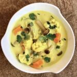 Zupa kalafiorowa po indyjsku to aromatyczna zupa z kalafiora z dodatkiem batatów, mleczka kokosowego, grzybów shimeji i świeżej kolendry.