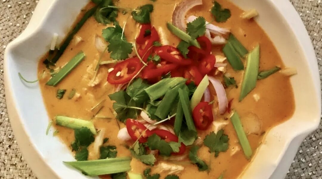 Zupa tajska na ostro to zupa na bazie bulionu drobiowego z dodatkiem kurczaka, pasty curry i mleczka kokosowego. Dzięki dodatkowi chilli, dymki, szalotki i świeżej  kolendry jej aromat jest niepowtarzalny