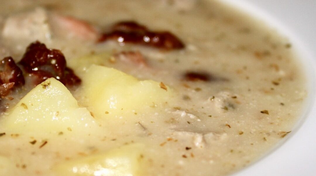Staropolski zawiesisty żur na bazie wywaru z wędzonych żeberek lub kości przygotowany na dobrym zakwasie to zacna i sycąca zupa.
