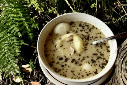 Żurek na żeberkach wędzonych to jedna z moich ulubionych zup. Jest aromatyczna dzięki wywarowi z żeberek wędzonych z dodatkiem grzybów suszonych, majeranku i cząbru.