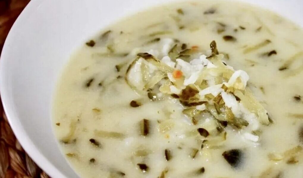 Szybka w przygotowaniu zupa ogórkowa ze startych kiszonych ogórków z dodatkiem ryżu basmati oraz kwaśnej śmietany.