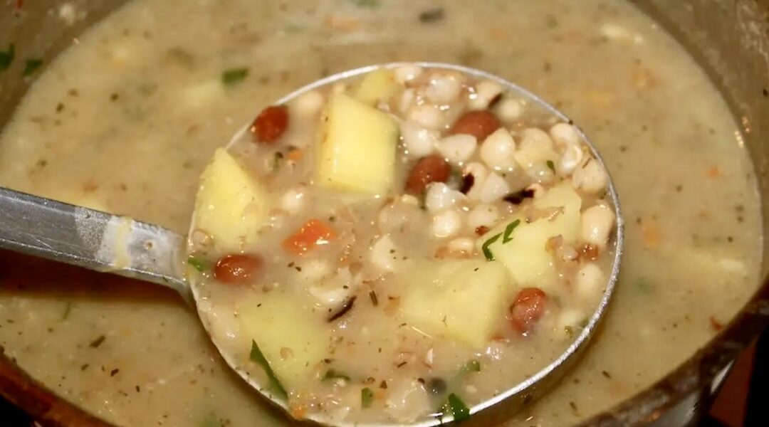 Zimowa zupa fasolowa przygotowana jest na domowym bulionie jarzynowym. Wsadem do zupy jest zaś mieszanka trzech rodzajów suszonej fasoli i ciecierzycy.
