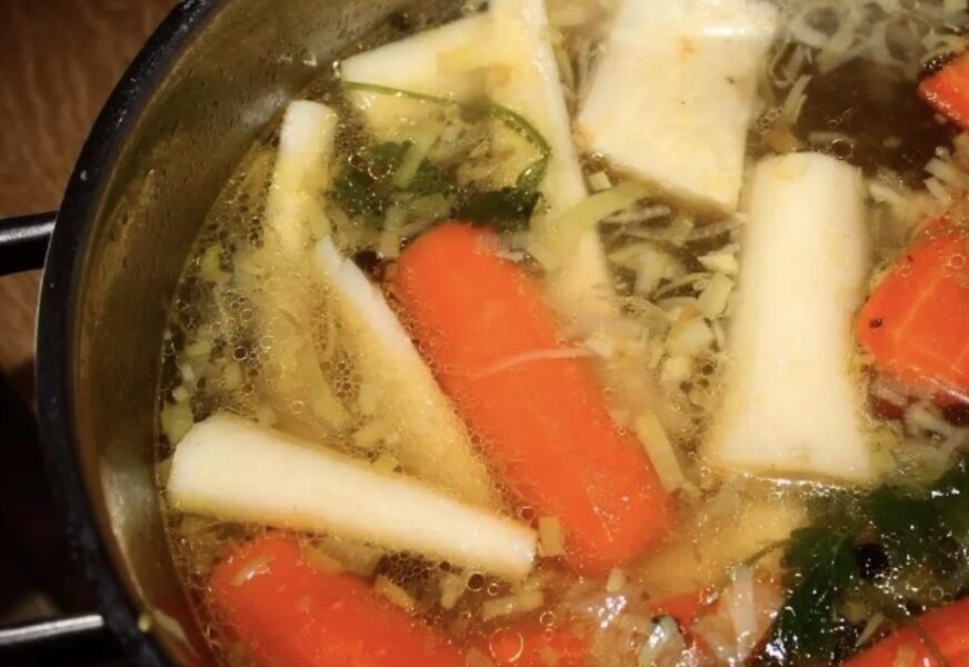 Bulion warzywny przygotowany z warzyw korzeniowych idealnie nadający się jako baza do zup i sosów.