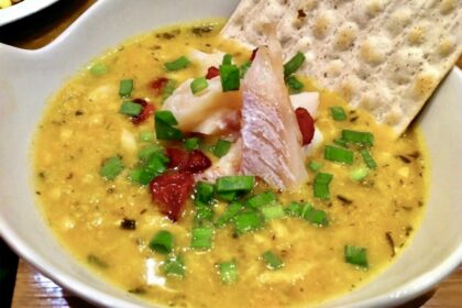 Zupa rybna chowder przygotowana została na bulionie z dodatkiem wędzonego boczku, świeżego dorsza, krewetek oraz batata i kukurydzy.