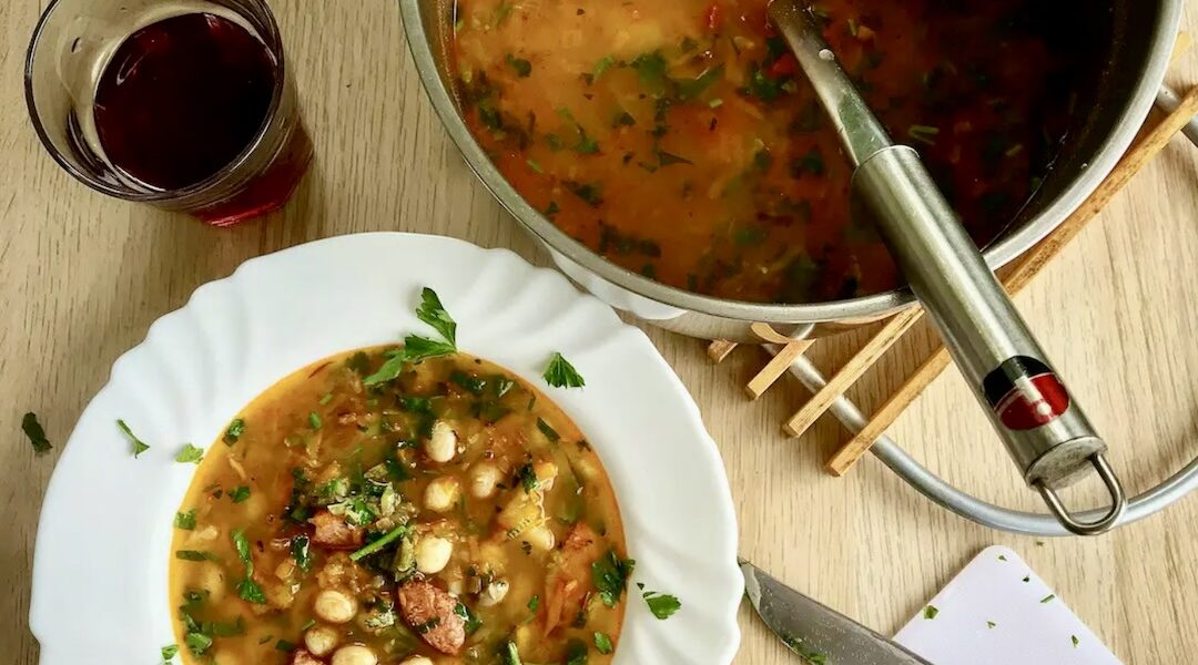 Fasolowa zupa na bazie bulionu przyrządzona ze świeżej fasolki, kiełbasy oraz startych warzyw z dodatkiem puree ziemniaczanego.