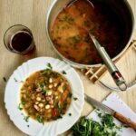 Fasolowa zupa na bazie bulionu przyrządzona ze świeżej fasolki, kiełbasy oraz startych warzyw z dodatkiem puree ziemniaczanego.