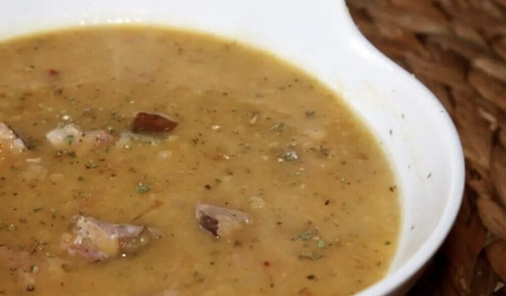 Grochówka to zupa przygotowana na żeberku wędzonym gotowanym razem z warzywami i przyprawami oraz z dodatkiem grochu i suszonego majeranku.