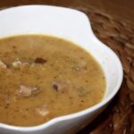 Grochówka to zupa przygotowana na żeberku wędzonym gotowanym razem z warzywami i przyprawami oraz z dodatkiem grochu i suszonego majeranku.