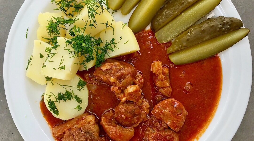 Gulasz węgierski, czyli klasyczny perkelt wieprzowy to gęsty, zawiesisty mocno paprykowany sos, a w nim miękkie soczyste mięso z wieprzowej nogi.