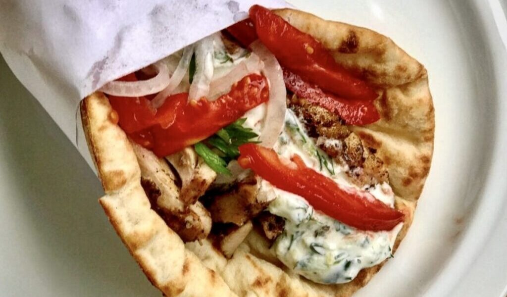 gyros drobiowy grecka klasyka street food to mięso pieczone na ruszcie i podawane w bułce pita z dodatkiem frytek i sosu tzatziki