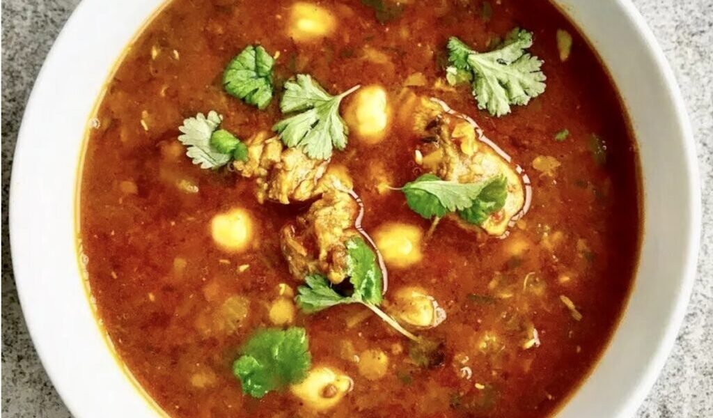 Harira, czyli sycąca pełna aromatów zupa z dodatkiem jagnięciny i roślin strączkowych obfita również w inne warzywa.
