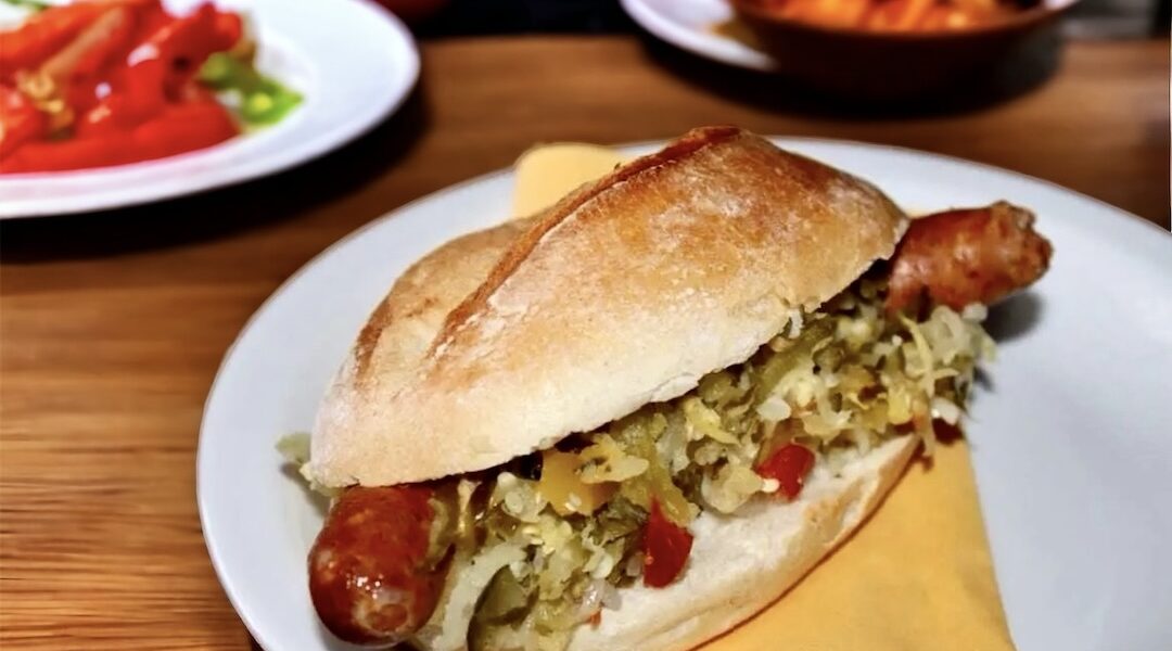 Hot dog z kiszonkami po węgiersku to znakomicie zbilansowany szybki posiłek przygotowany z chrupiącej bułki, paprykowanej kiełbaski i zdrowych kiszonek.