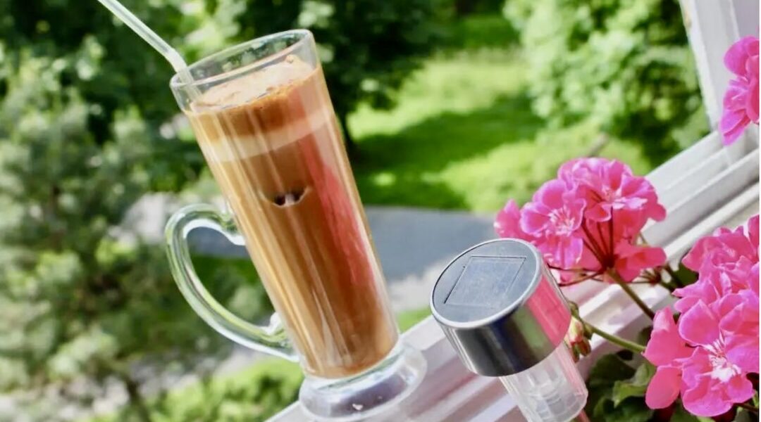 Kawa frappe to kawa rozpuszczalna przygotowana na zimno z lodem oraz ze śmietanką i cukrem według wyboru.