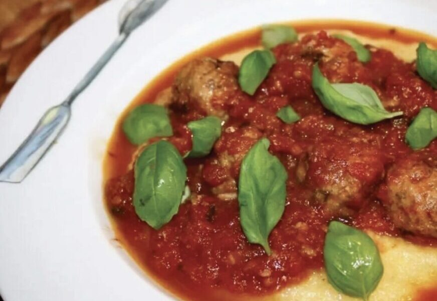Klopsiki przygotowane po włosku z mięsa mielonego doprawionego mieszanką włoskich przypraw i duszone w sosie pomidorowym.
