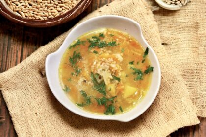 Krupnik klasyczny czyli zupa przygotowana na kurzych skrzydełkach wzbogacona o starte warzywa i kaszę jęczmienną na koniec przyprawiona kwaśną śmietaną.