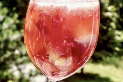 Kruszon brzoskwiniowy czyli napój alkoholowy przygotowany z wina musującego, miodu i dojrzałych owoców z dodatkiem wielu kostek lodu.