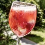 Kruszon brzoskwiniowy czyli słowem jednym napój alkoholowy przygotowany z wina musującego, miodu i dojrzałych owoców z dodatkiem wielu kostek lodu.