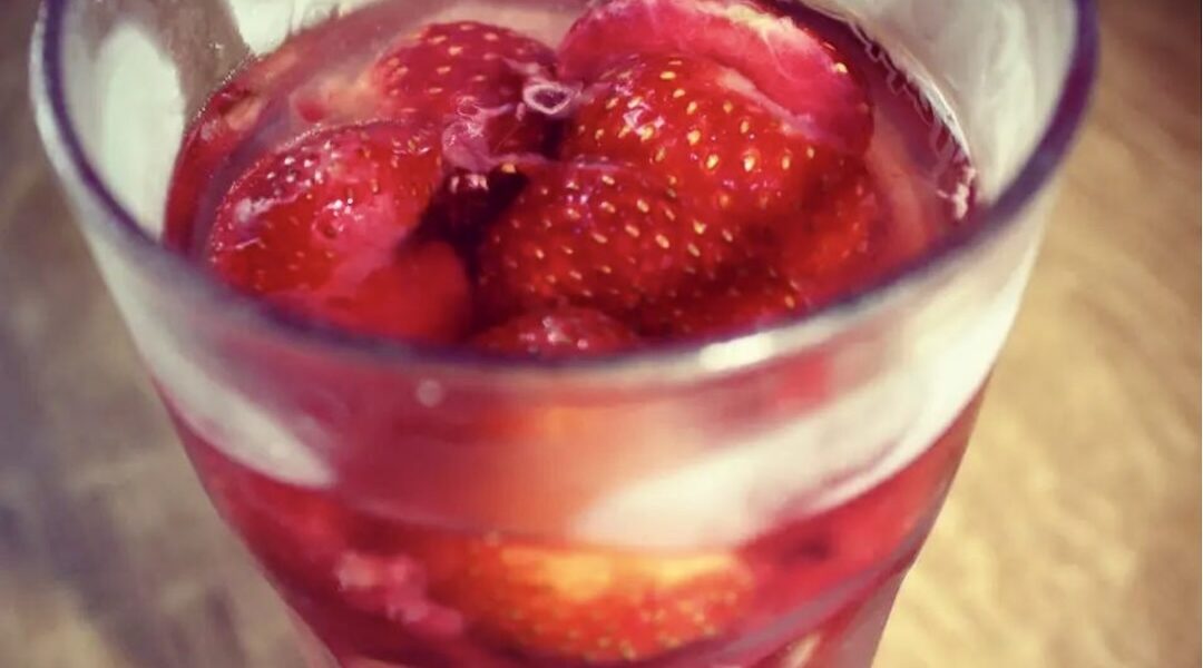 Kruszon truskawkowy to orzeźwiający napój alkoholowy przygotowany z wina musującego i dojrzałych owoców podawany z lodem.