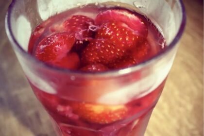 Kruszon truskawkowy to orzeźwiający napój alkoholowy przygotowany z wina musującego i dojrzałych owoców podawany z lodem.