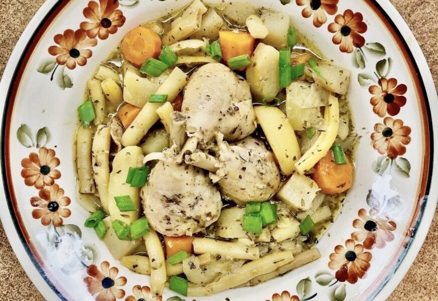 Kurczak duszony razem z warzywami z dodatkiem aromatycznych przypraw podany z ziemniakami sałatkowymi.