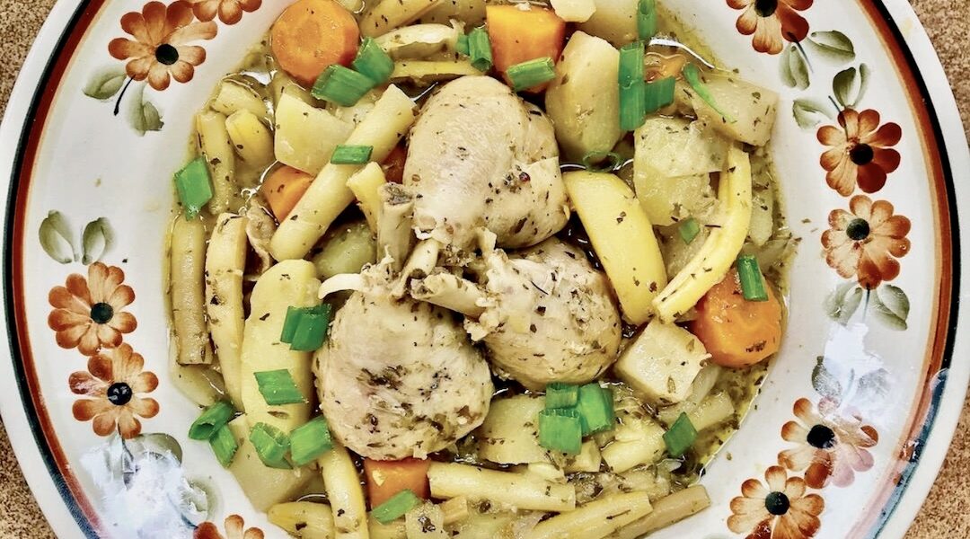 Kurczak duszony razem z warzywami z dodatkiem aromatycznych przypraw podany z ziemniakami sałatkowymi.