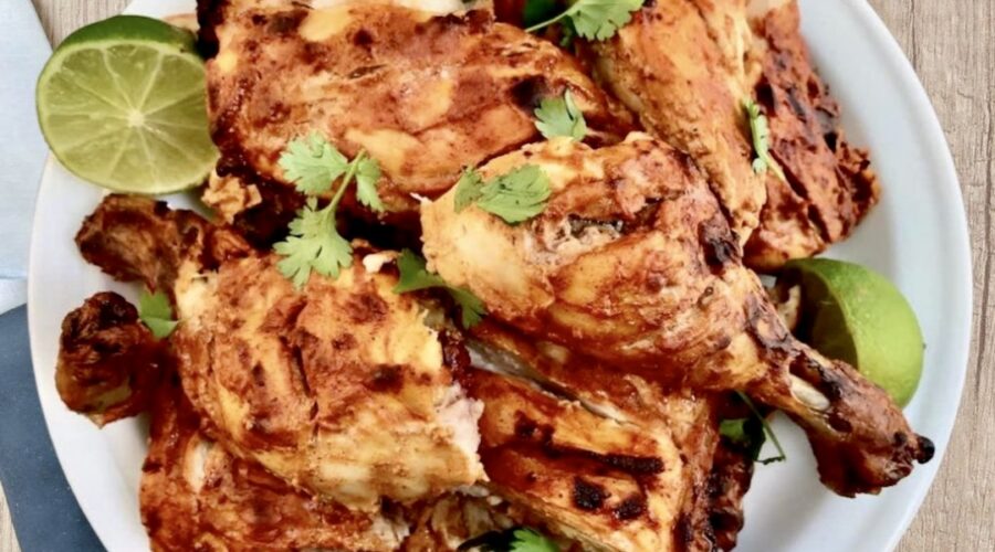 Kurczak tandoori to przecięty wzdłuż na połowę i spłaszczony kurczak marynowany w mieszance przypraw indyjskich i w dobrym jogurcie, a następnie pieczony w piecu.