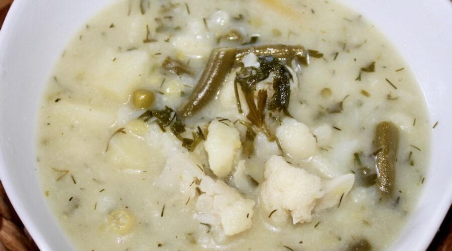 Letnia zupa jarzynowa na bulionie ze skrzydełek kurczaka przyrządzona z dodatkiem kalafiora, ziemniaków i fasolki szparagowej zabielona kwaśną śmietaną.