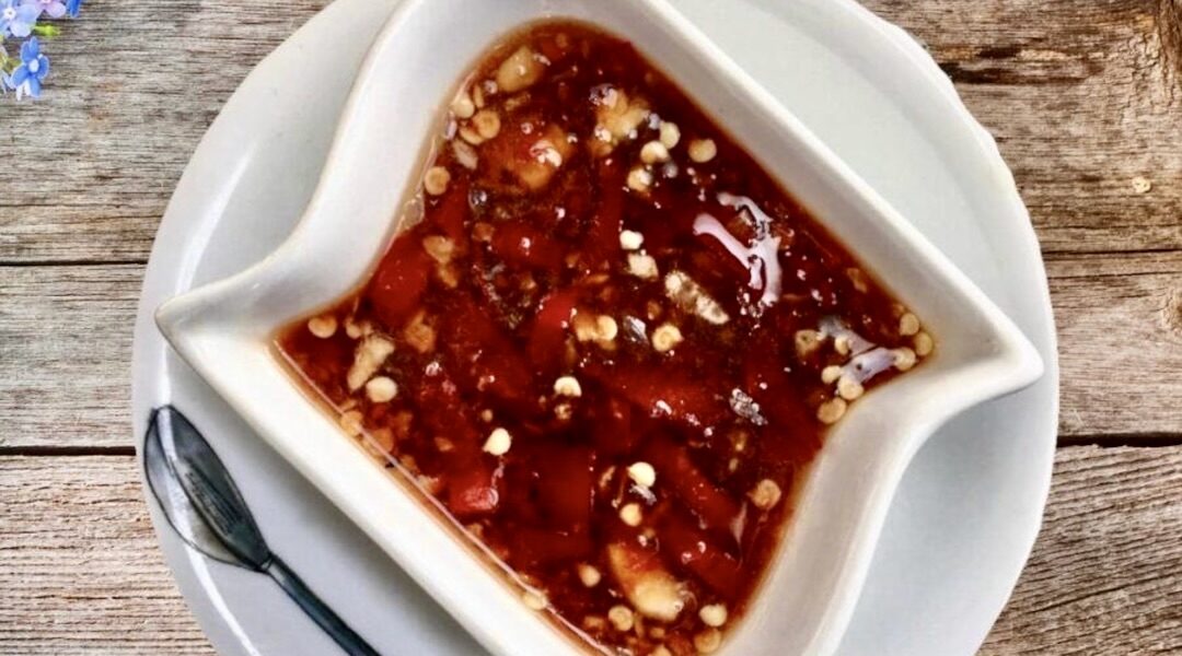Sos Nuoc Cham przygotowuje się z papryczek chilli i świeżego czosnku z dodatkiem sosu rybnego, cukru, wody i soku z limonki.