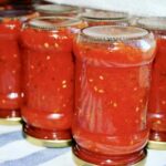 Przecier pomidorowy przygotowany z przetartych dojrzałych pomidorów gotowanych z dodatkiem suszonego oregano oraz miodem.