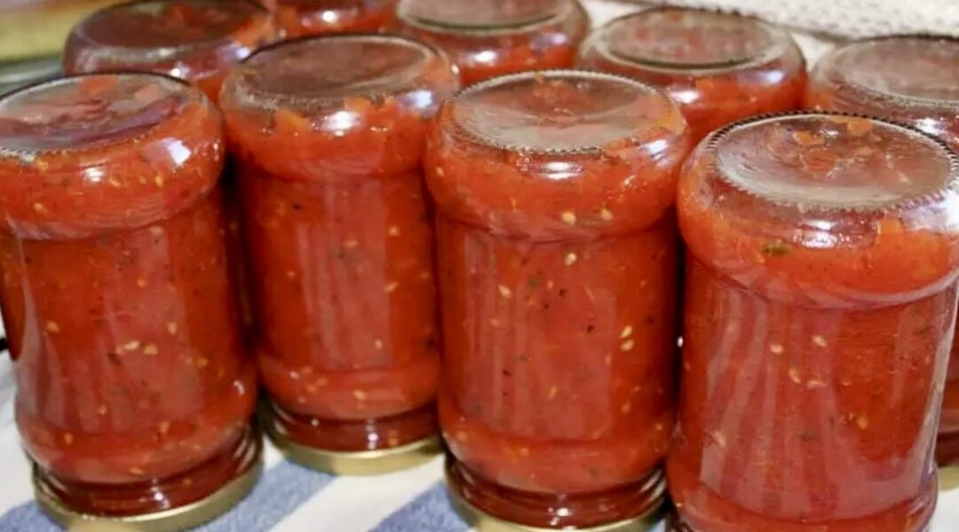 Przecier pomidorowy przygotowany z przetartych dojrzałych pomidorów gotowanych z dodatkiem suszonego oregano oraz miodem.
