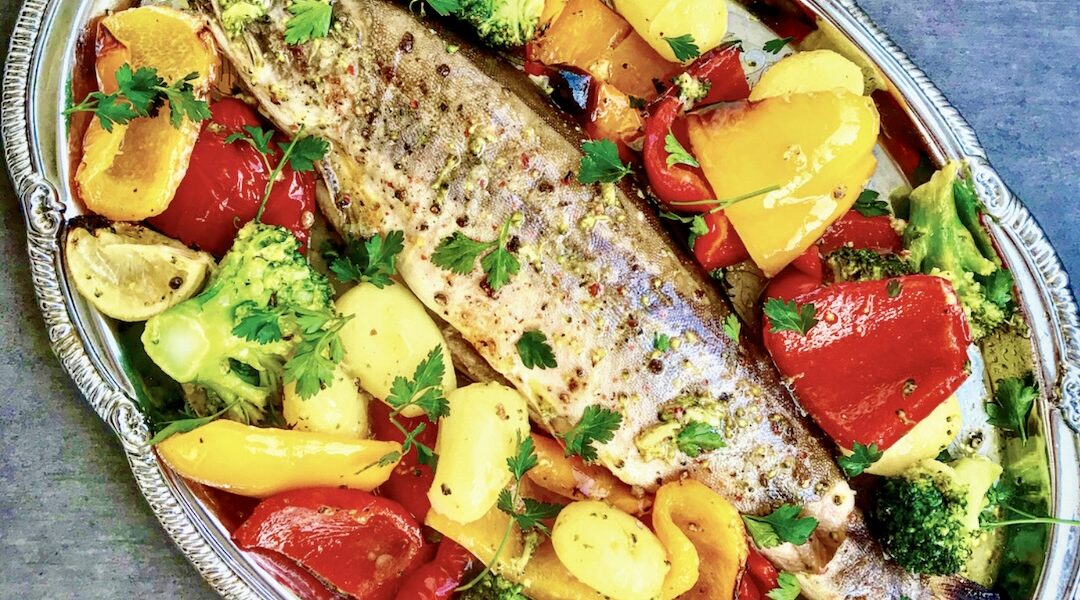 Pstrąg z piekarnika to łatwa i szybka sprawa. Oczywiście jak najświeższa ryba to podstawa w tym daniu, to jasne. Warzywa są kolorowe i różne.